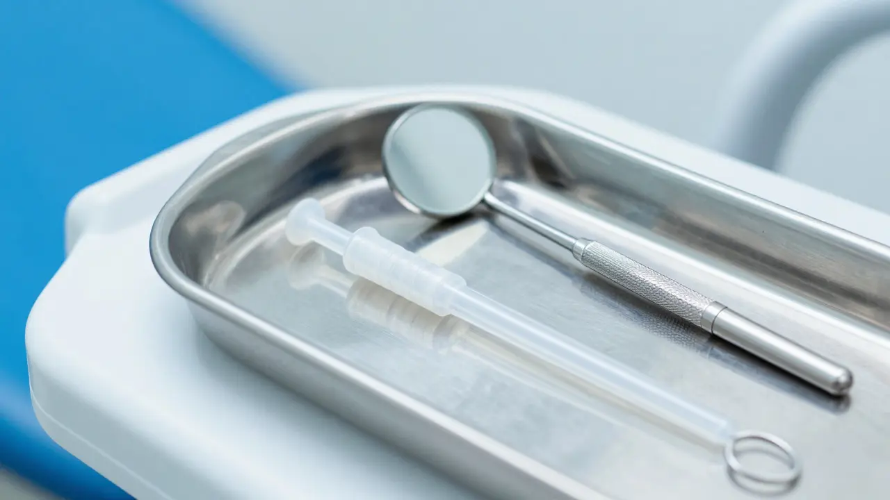 Jak dlouho může být drén v zubu? Vše o drenáži při bělení a zánětech