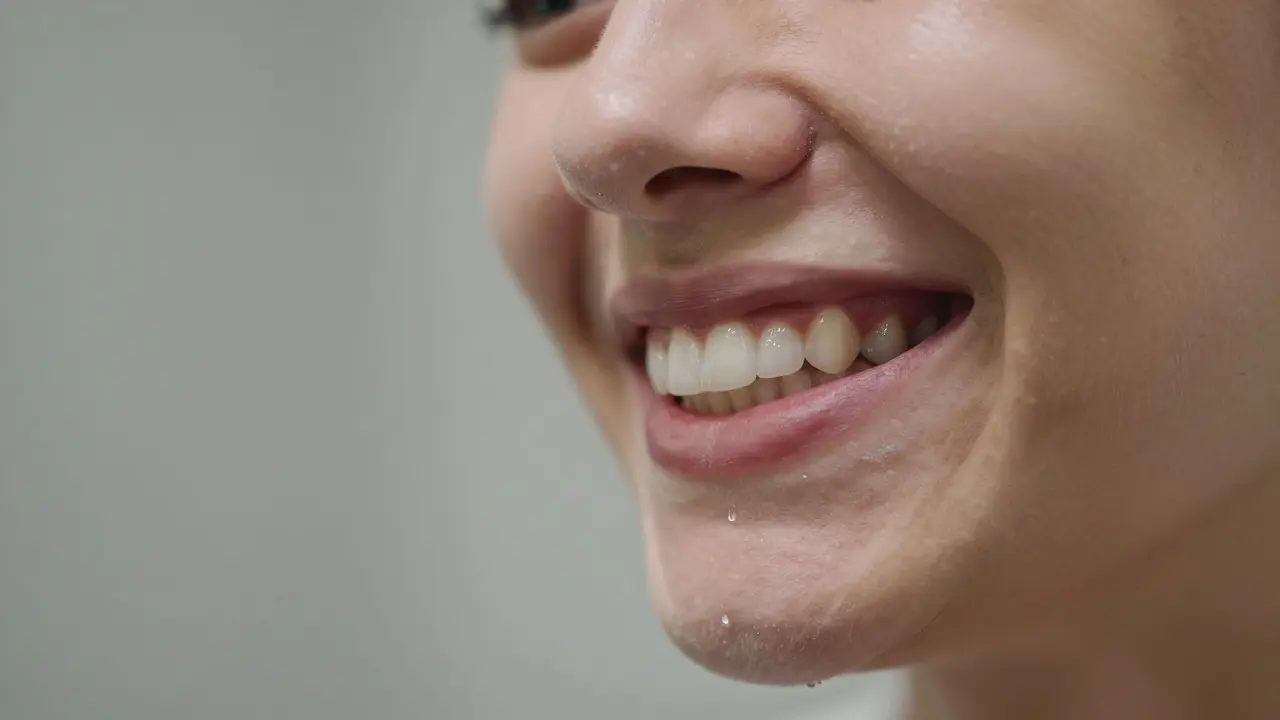 Zničené zuby po rovnátkách: Jak je zregenerovat a obnovit úsměv